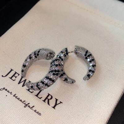 前后满钻牛角耳钉2026年新款爆款欧美耳环轻奢高级感小众设计耳饰