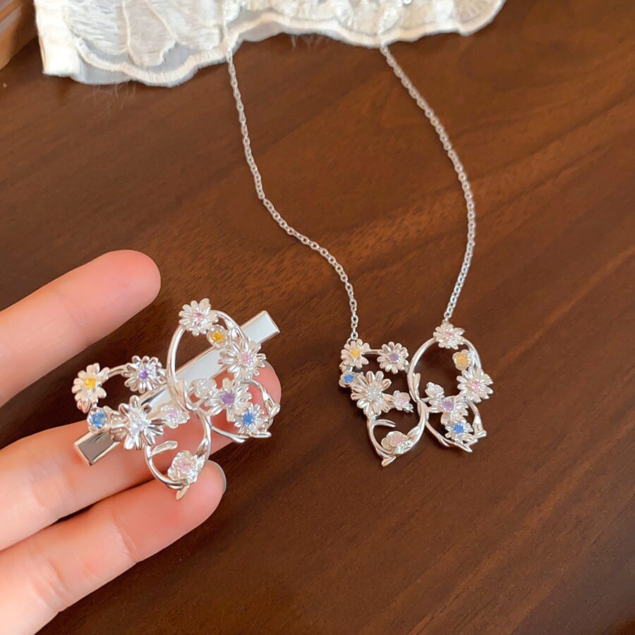 新中式彩宝花朵缠绕镂空蝴蝶项链女轻奢设计感镶钻花蝶吊坠锁骨链