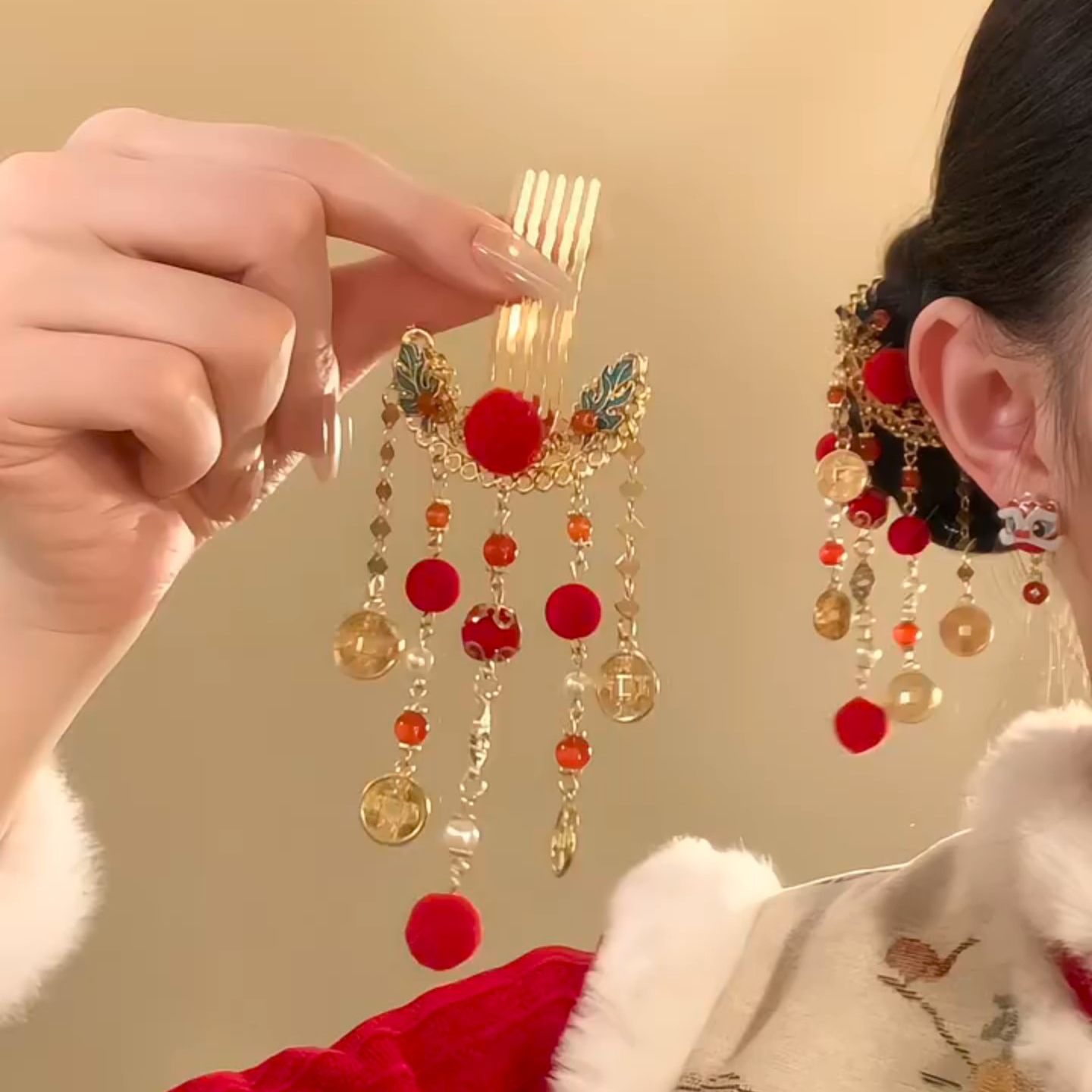 财源滚滚~新中式铜钱红色流苏毛球发簪新年氛围感侧边发钗女发饰,模玩/动漫/周边/娃圈三坑/桌游,动漫手表/项链/饰品,淘宝优惠券,粉丝福利购,淘宝优惠卷