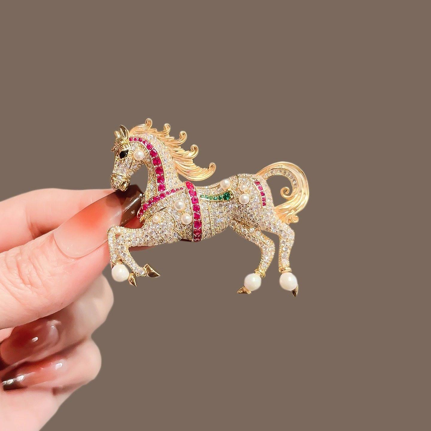 马年轻奢水钻小马胸针男女高端气质别针精致胸花大衣配饰新年礼物,模玩/动漫/周边/娃圈三坑/桌游,动漫徽章/立牌,淘宝优惠券,粉丝福利购,淘宝优惠卷