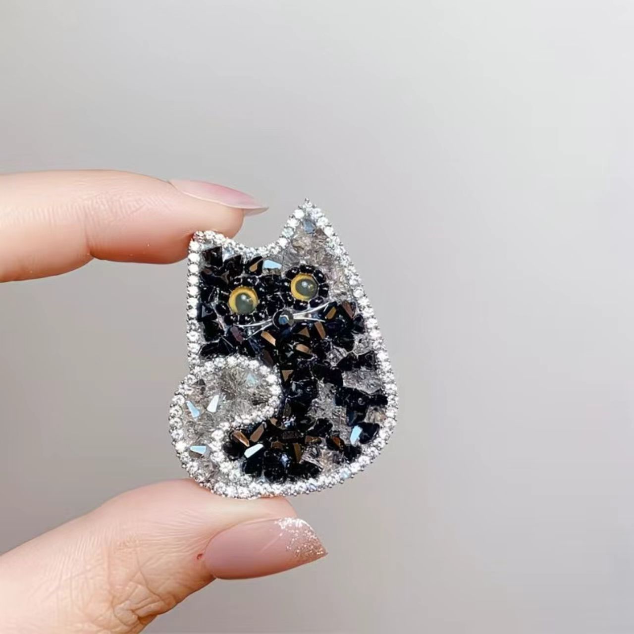 可爱双色水晶黑色猫咪胸针百搭宠物动物胸花别针男女同款礼物饰品