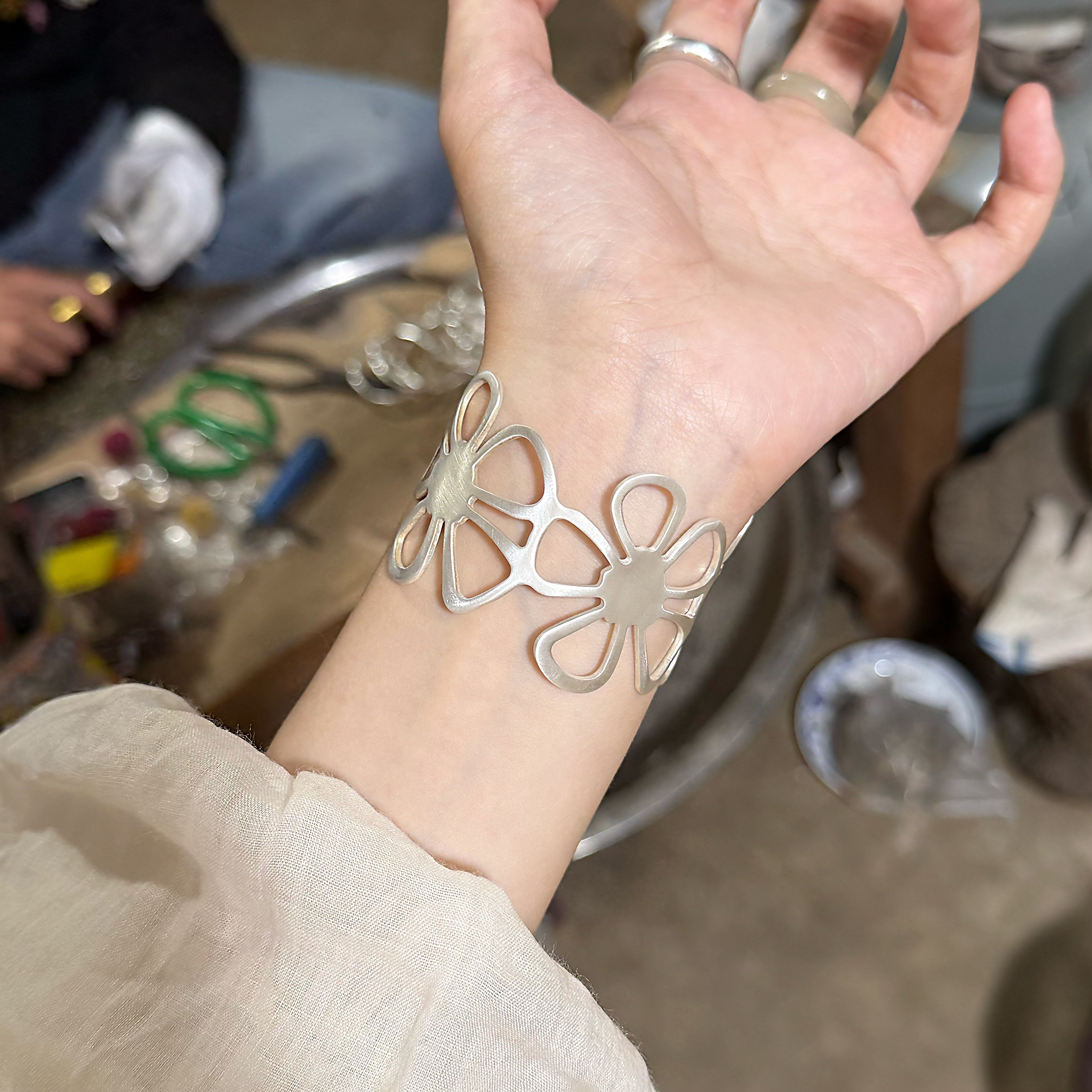 空花映腕中古做旧大花开口手镯