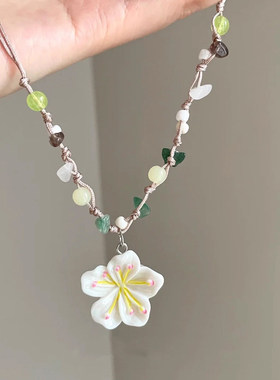 甜美白色花朵吊坠串珠项链女春季氛围感超仙锁骨链多巴胺小众颈链