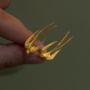 新中式敦煌国风金色纷纷燕飞鸟耳钉复古祥云如意纹小燕子秀禾耳饰