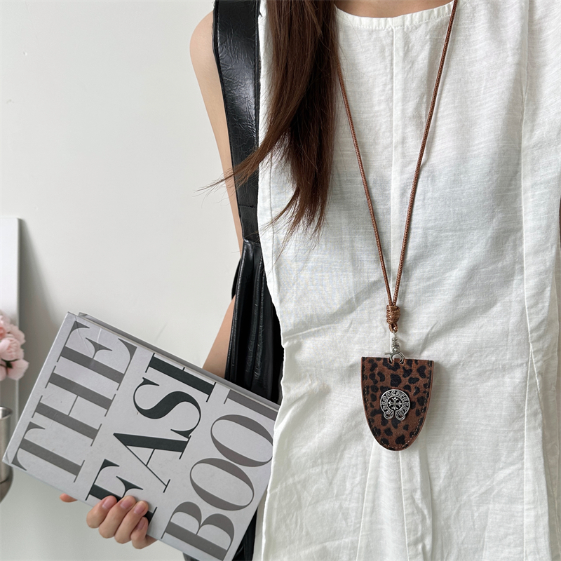复古美拉德风豹纹皮质眼镜收纳包吊坠项链女小众百搭毛衣链配饰