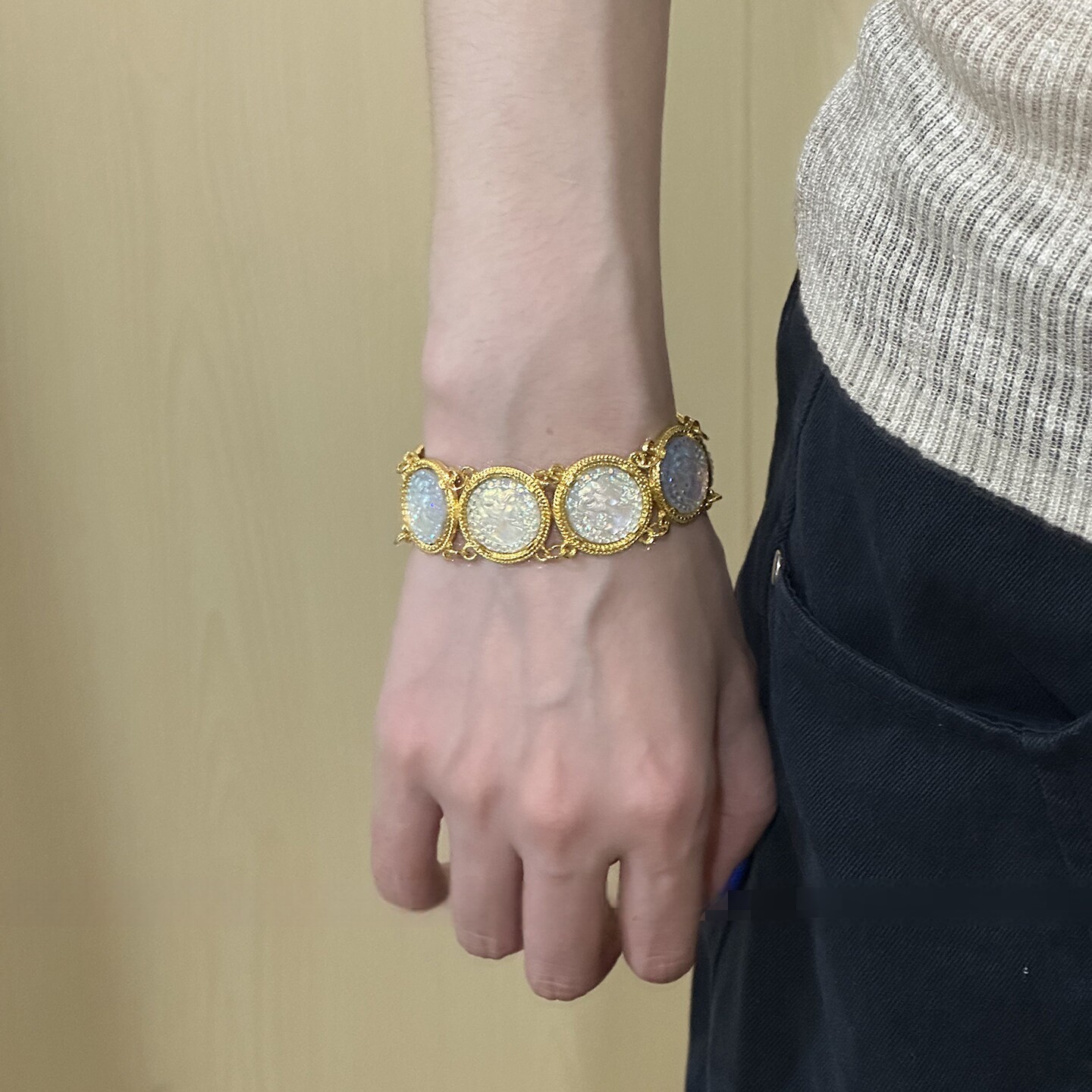 vintage中古宫廷风人鱼姬浮雕手镯新款幻彩独特手环气质重工独特