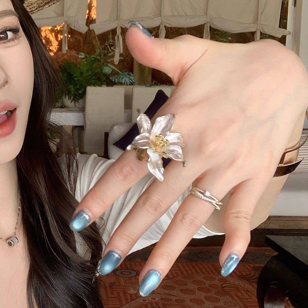 轻奢时髦撞色百合花戒指女夸张小众设计感时尚精致指环白色食指戒