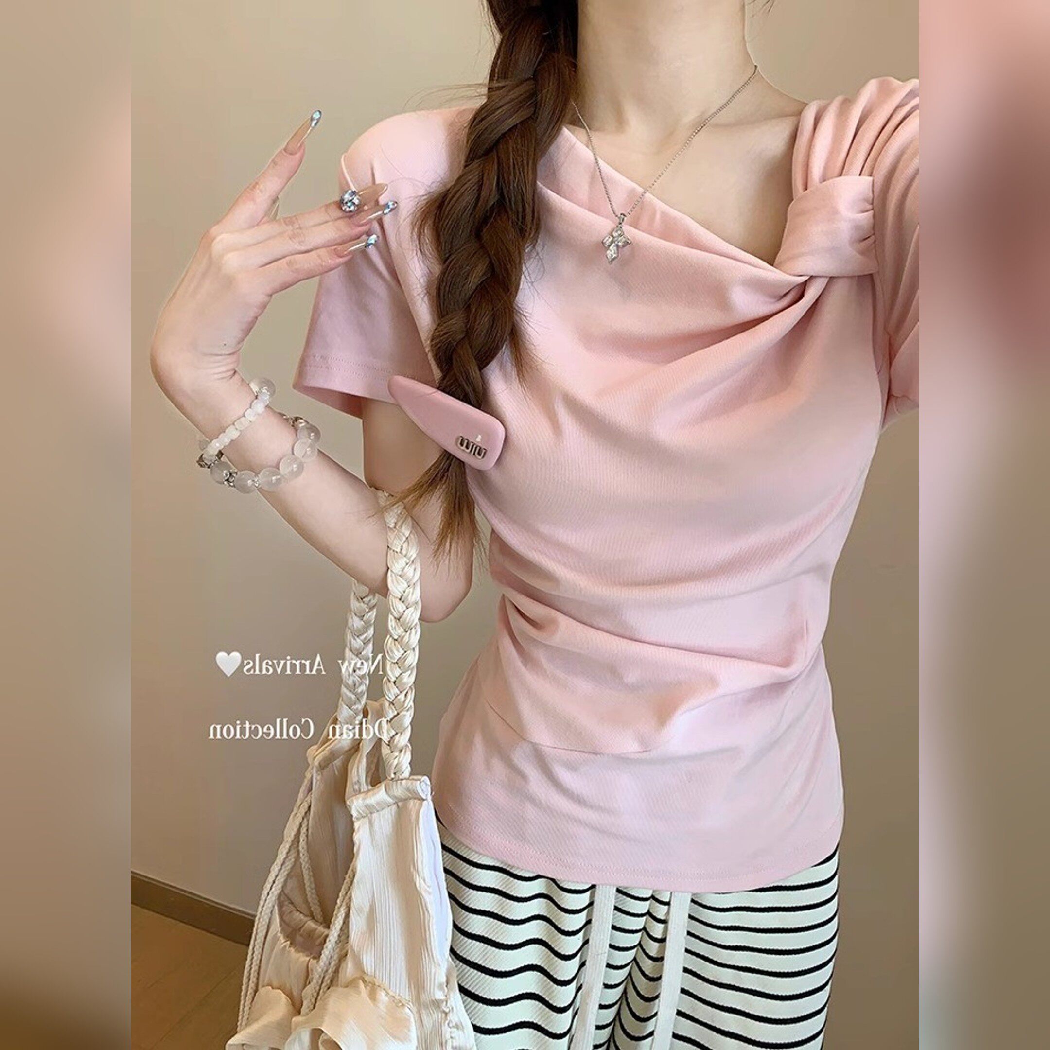 秀智粉色miu系少女斜肩扭结露锁骨短袖t恤女夏季修身褶皱收腰上衣