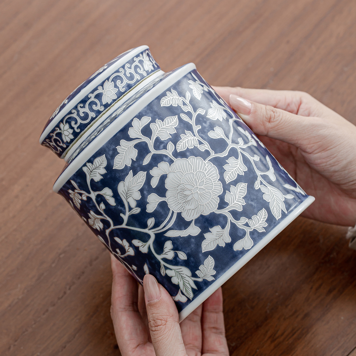 高档青花缠枝莲茶叶罐高级感