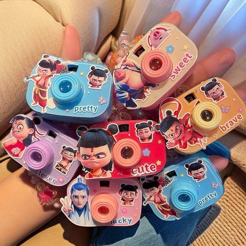 哪吒儿童相机小学生爆火玩具投影项链手链动漫礼物宝宝可爱发光