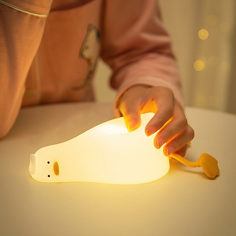 JOJO L. PD.utumn.小夜灯爱充电躺平鸭硅胶感应拍拍丨秋寒