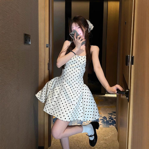 波点绑带连衣裙女2026春季高级感甜辣露背收腰显瘦蓬蓬吊带短裙潮