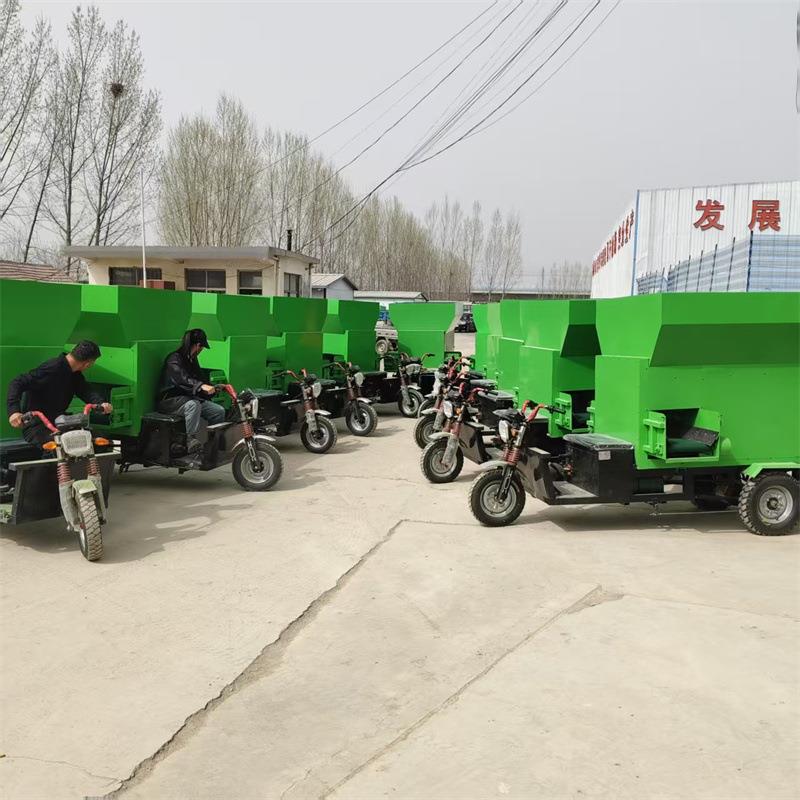 电动三方撒料车养牛场喂料机500只羊舍投喂车液压出料抛撒车