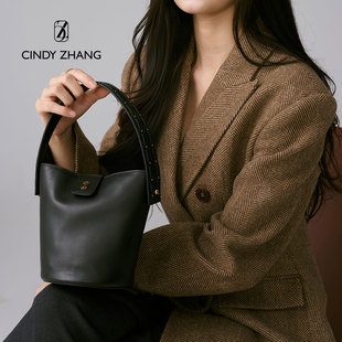 CINDY ZHANG2025年秋季新款单肩斜跨头层牛皮水桶包手编小提包