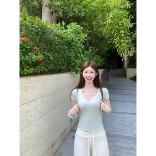 jijilulu积极璐 轻氧面膜t 四色莱赛尔修身t恤v领乖巧显瘦百搭