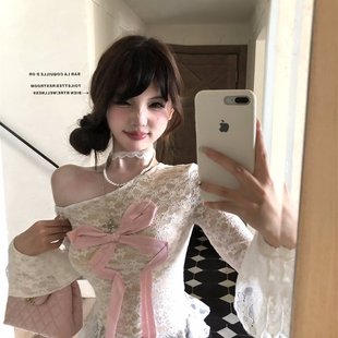 女 辣妹一字领粉色蝴蝶结设计感斜肩蕾丝T恤上衣纯欲甜美打底衫