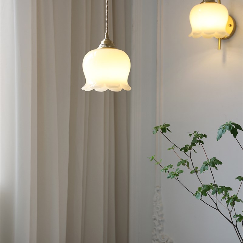 奶油风卧室灯浪漫花朵法式黄铜小吊灯暖色调树脂米黄X色铃兰花吊