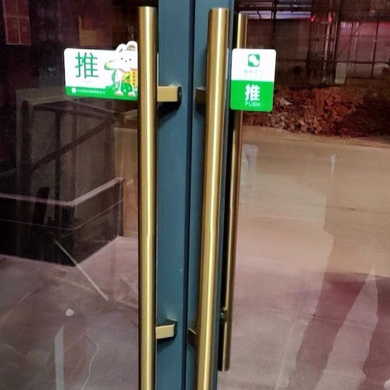 黑色木门门玫瑰黑圆管大门侧钛金色把手拉手框斜拐脚