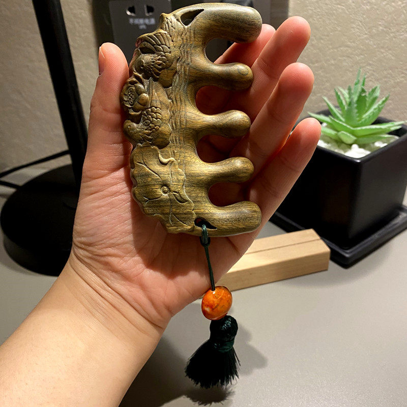 (鸳鸯戏水)按摩部经络梳子女士皮疗水滴大圆齿绿檀木梳送