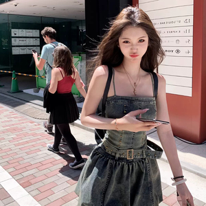 美式复古辣妹吊带牛仔连衣裙子女收腰气质设计感水洗花苞短裙夏季