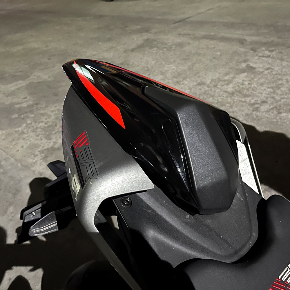 适用春风450SR后驼峰 改装竞技后座垫 机车后坐垫快拆座盖安装