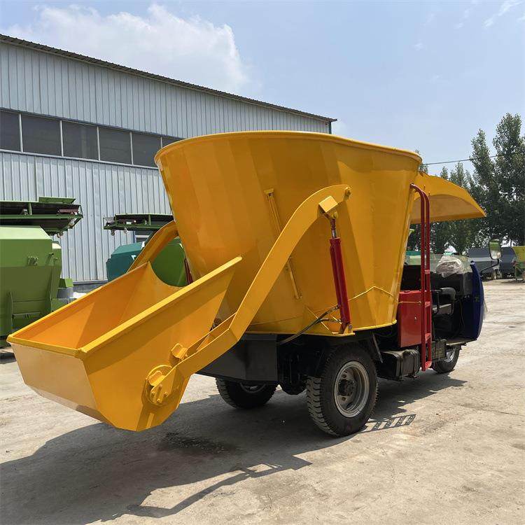 养羊场电动撒料车3立方精饲料螺旋出料投喂车三轮均匀饲喂车