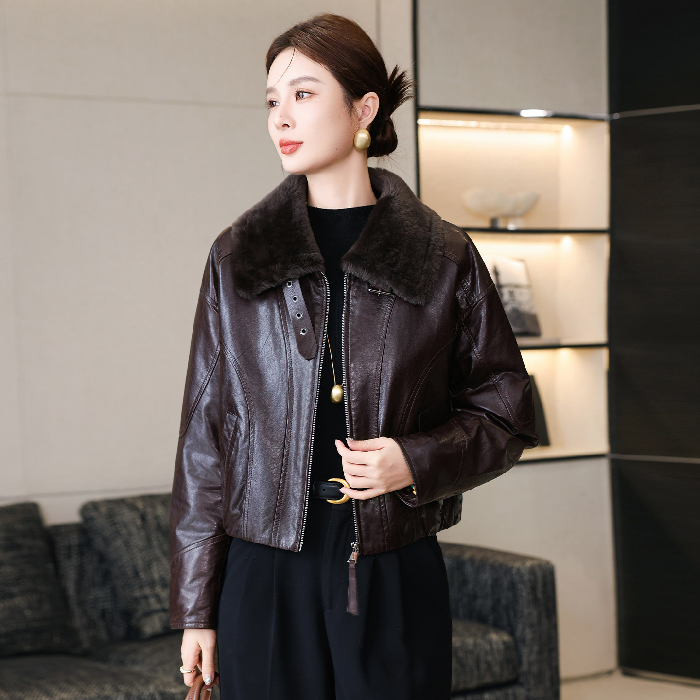 高端真皮皮衣外套女短款2025冬季新款羊羔毛皮毛领羽绒服皮草潮,女装/女士精品,皮衣,淘宝优惠券,粉丝福利购,淘宝优惠卷