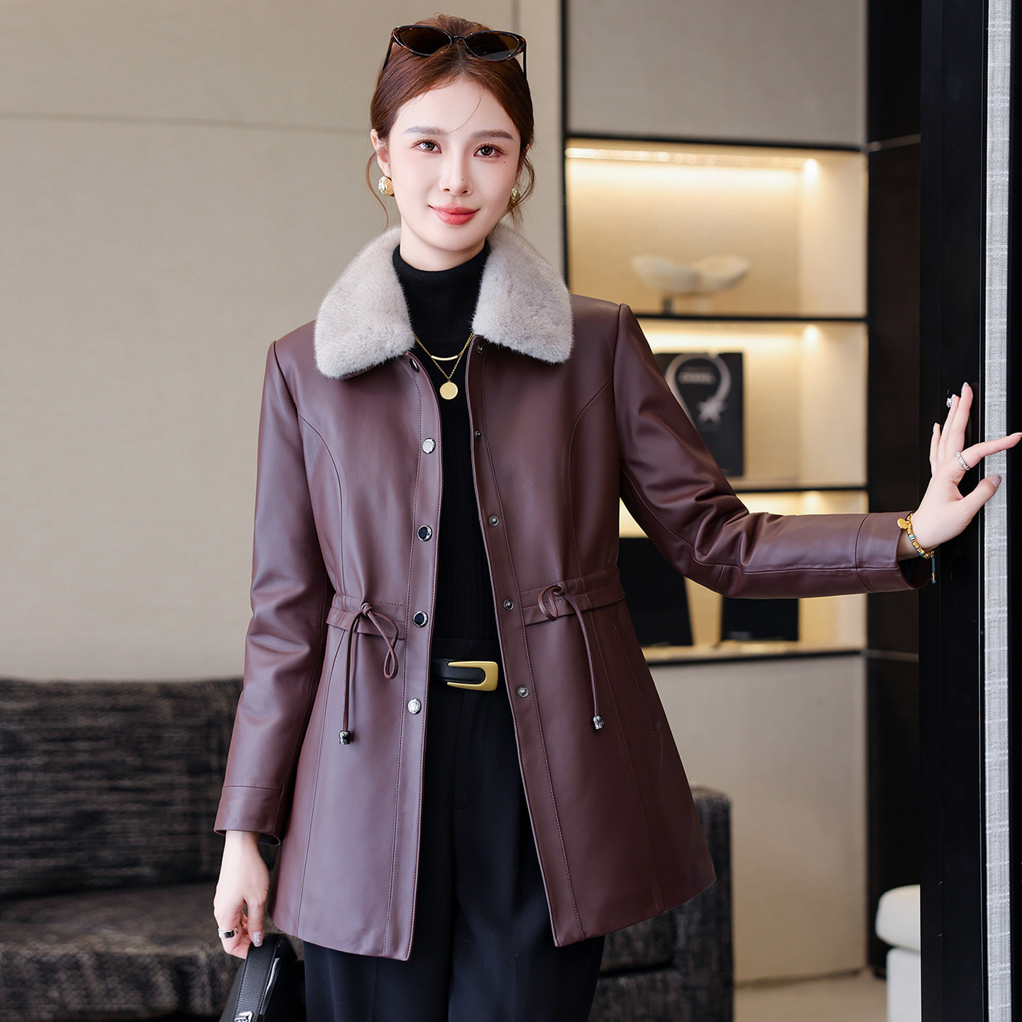 真皮羽绒服女2025冬季新款水貂毛领可拆卸抽绳显瘦绵羊皮中长款
