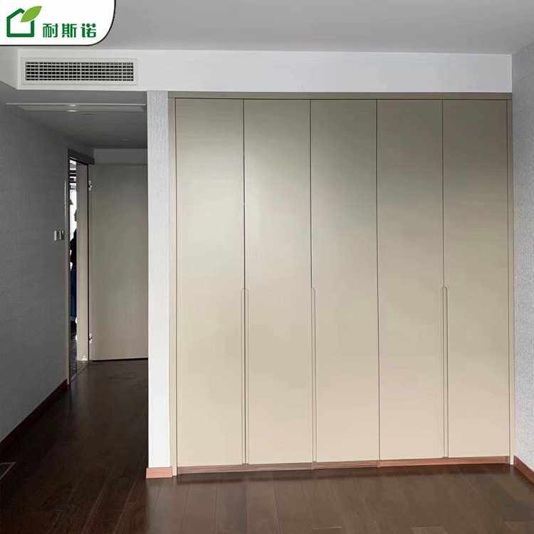 北京厂家全屋定制克诺斯邦精板木纹柜体哑光烤漆门板一门到顶衣柜
