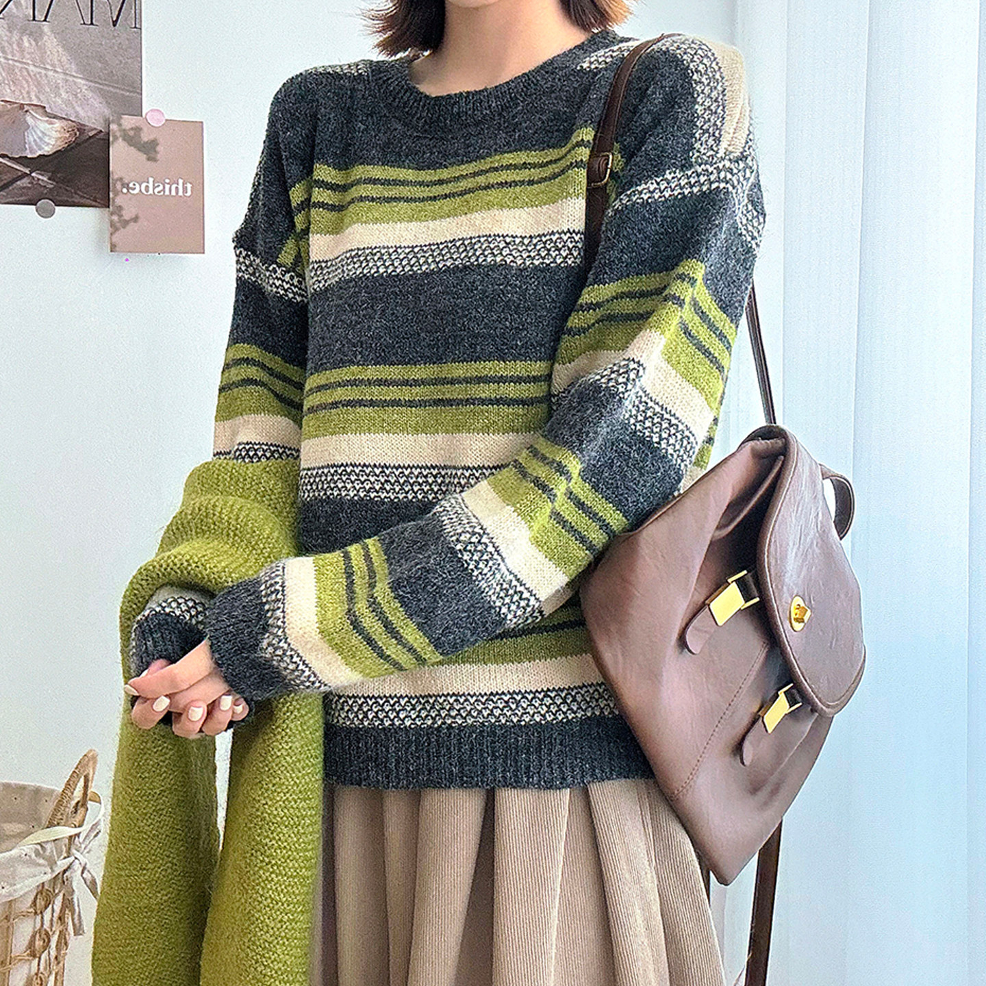 绿色条纹圆领毛衣女秋冬2026冬新款宽松加厚保暖围巾针织衫短上衣