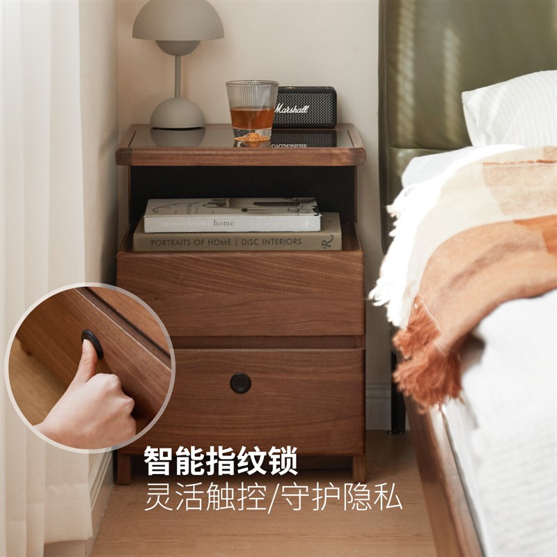 源氏木语智能床头柜黑胡桃木无线充电带锁床边柜实木带灯储物柜子