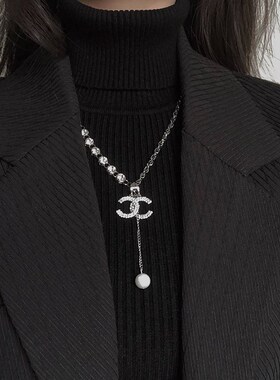 -New fashion design sense handmade diamond double C letter w