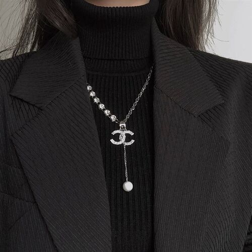 -New fashion design sense handmade diamond double C letter w