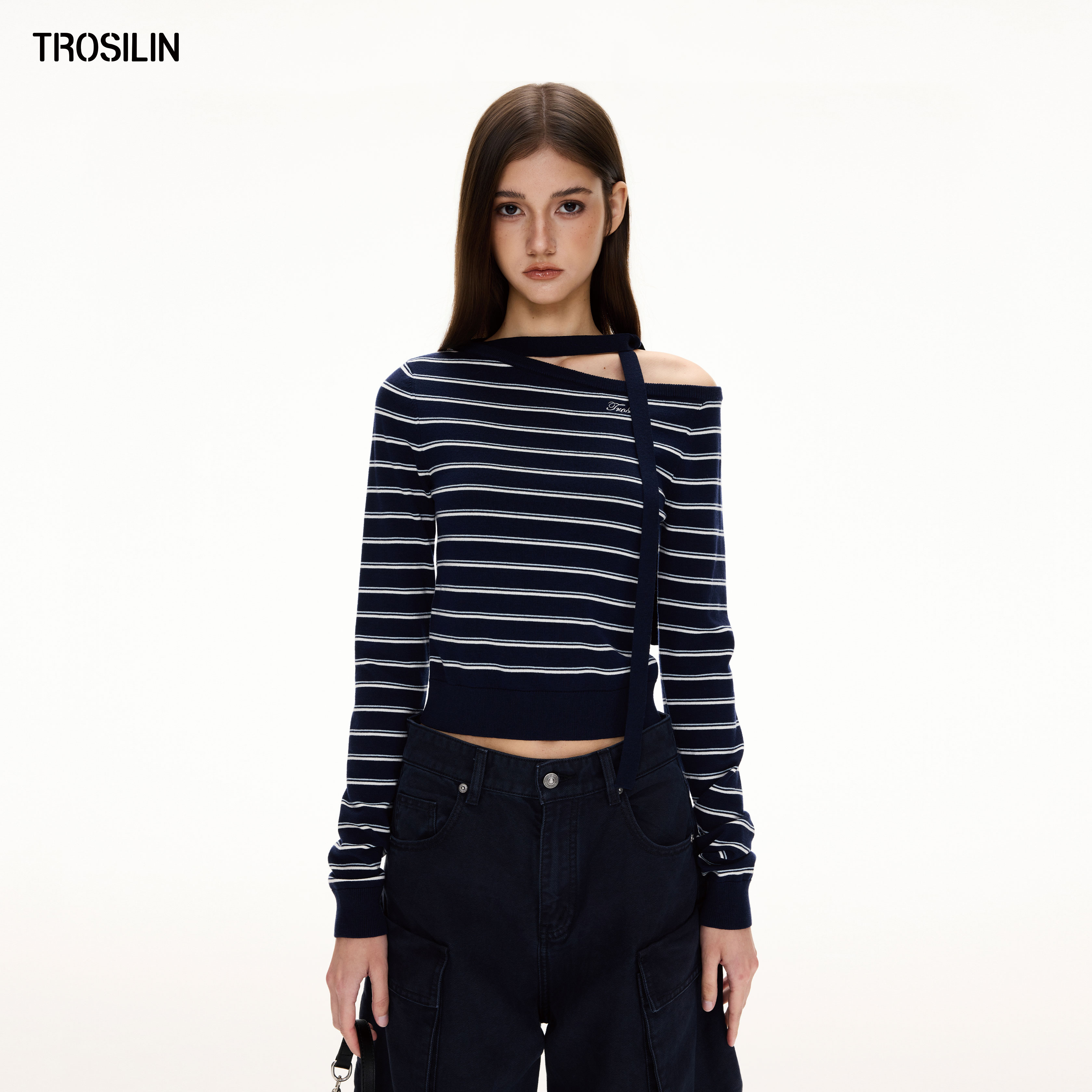 时尚斜肩蓝白条纹毛织长袖上衣