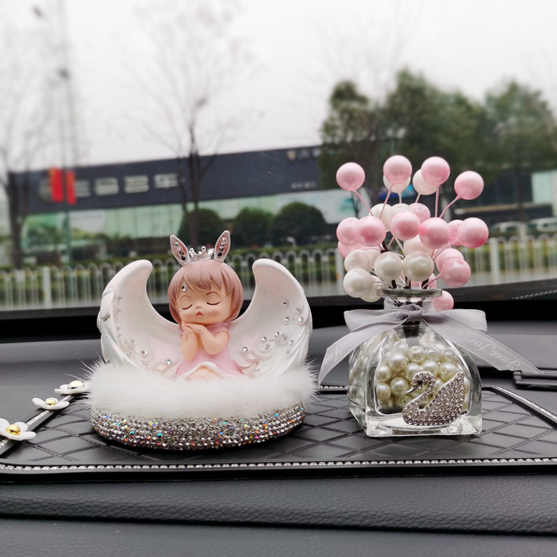 汽车摆件车内创意网红可爱车内内饰女神款L车载装饰用品香薰摆件