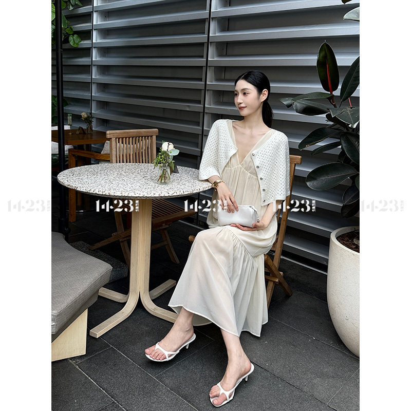 1423【奶油夏日】设计感镂空针织短款斗篷前开扣显瘦温柔坎肩