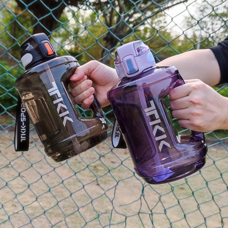 TKK大容量水杯运动健身大水壶耐高温塑料吨吨桶带提绳直饮大水桶