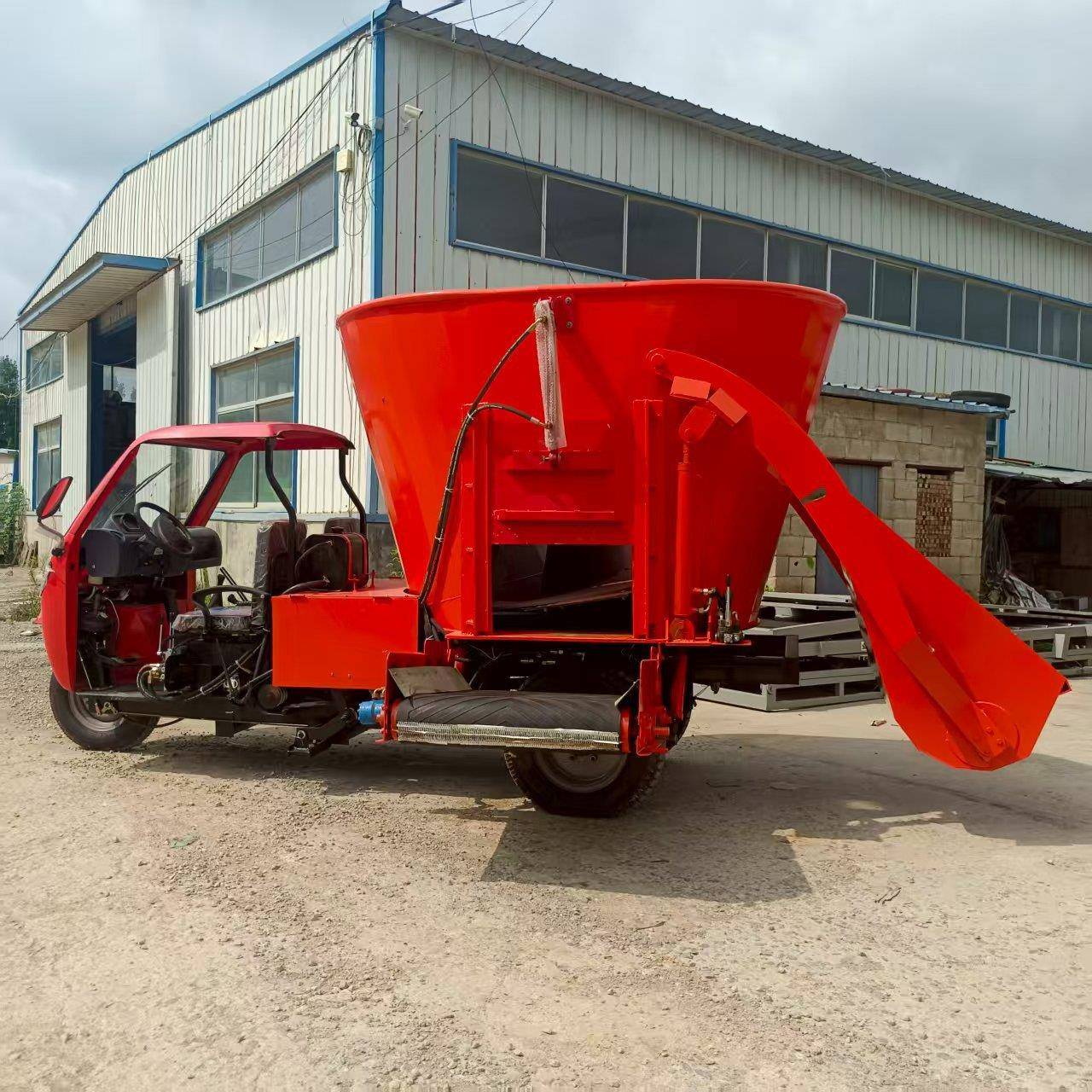 车载粉碎搅拌撒料车四轮轻卡饲料投料车牛羊草料均匀喂料车