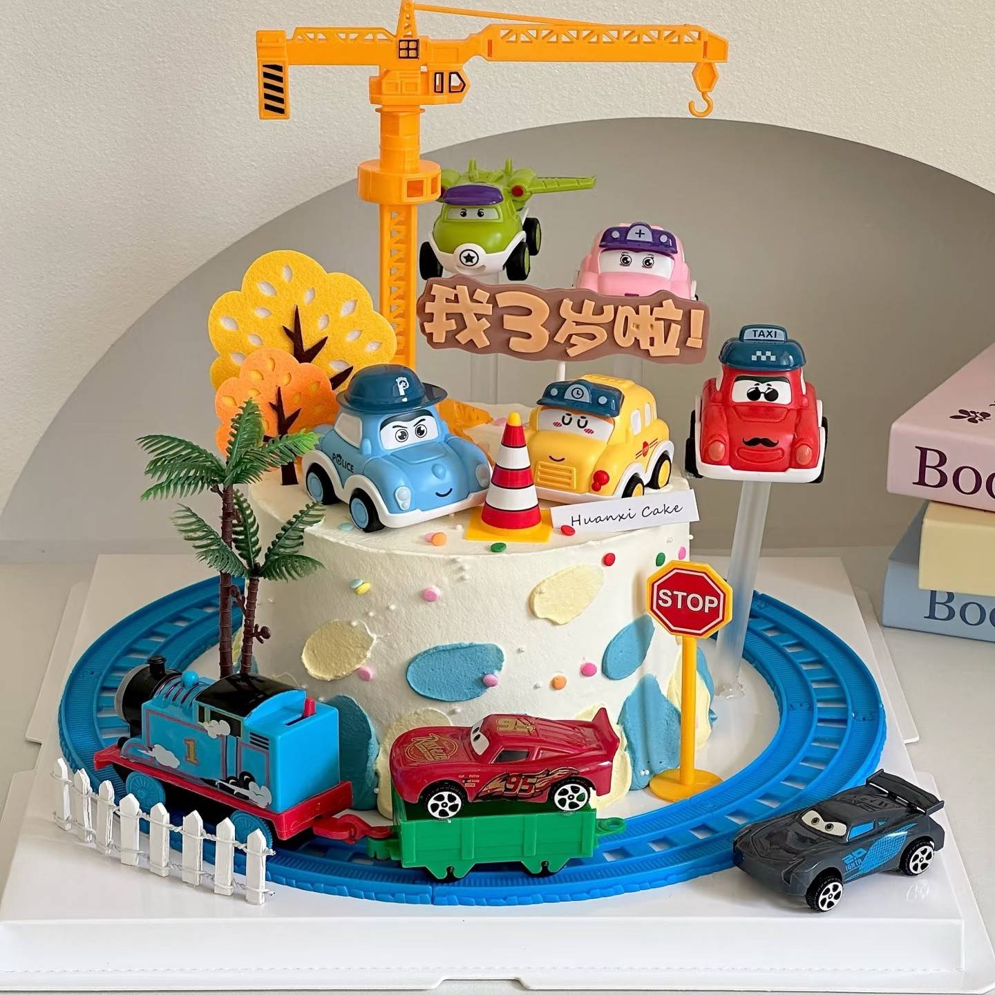 Q萌卡通车蛋糕装饰汽车总动员火车轨道吊塔路障摆件绿树椰树插件