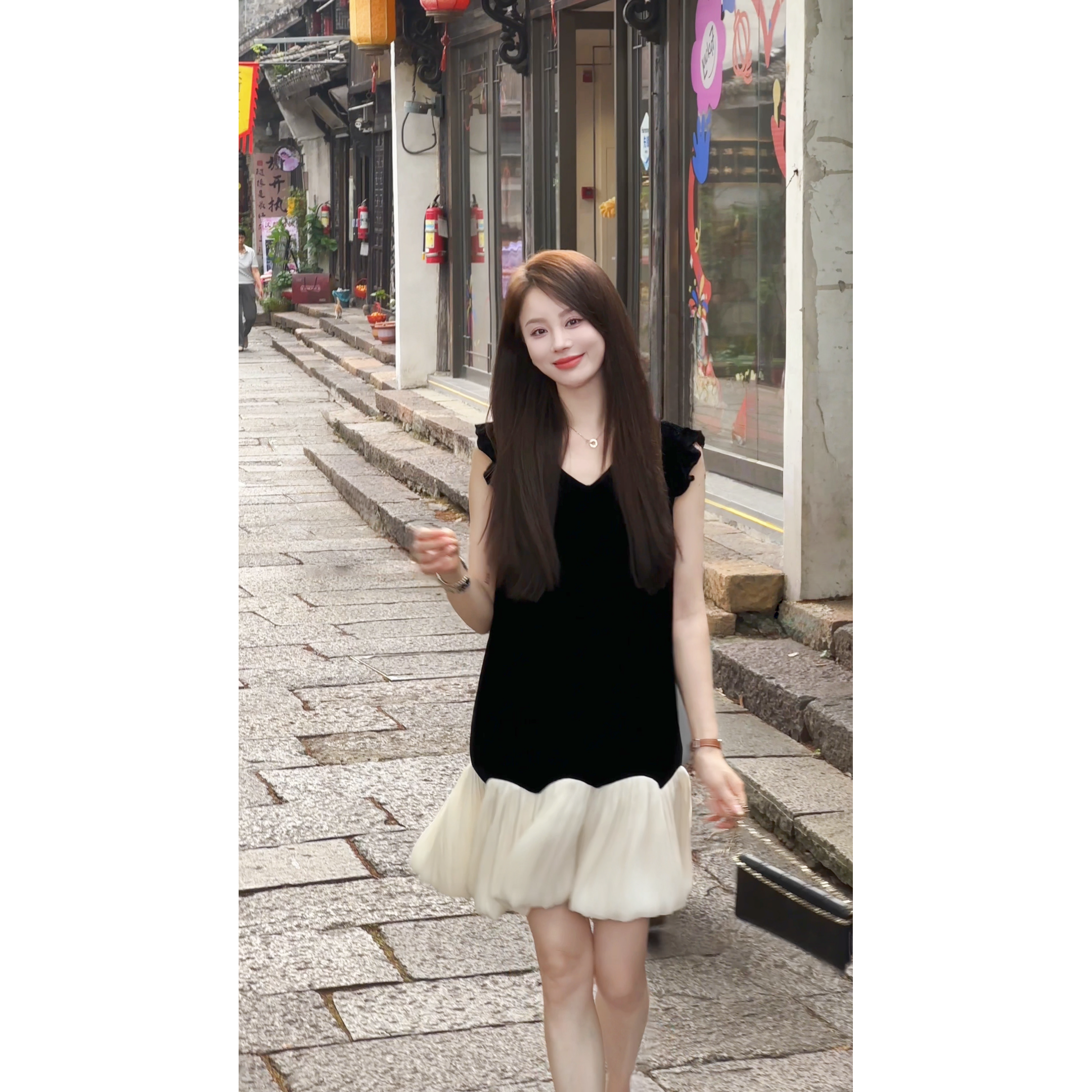 艾文文IRIS黑天鹅 26夏“100桑蚕丝”法式丝绒木耳边连衣裙26LYQ7