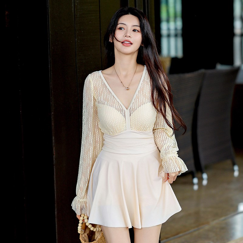 泳衣女2024新款裙式连体高级感C蕾丝遮肚显瘦保守长袖泡温泉游泳