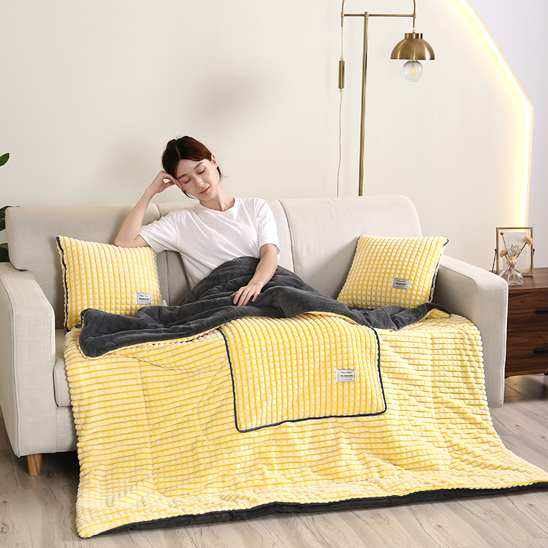 加厚保暖牛奶绒抱枕被子两用办公室午睡沙发靠枕汽车靠Z垫二合一