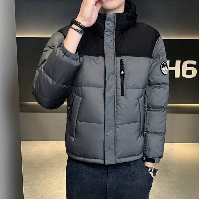 2025新款灰色拼接羽绒服男连帽短款保暖抗寒外套青年潮流袖标加厚