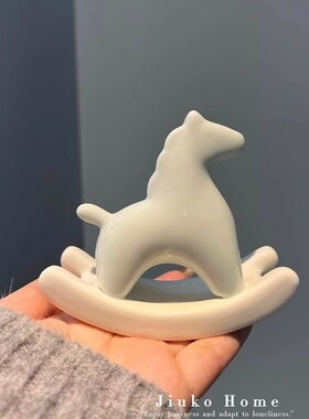 小马摆件创意陶瓷摇摇马办公室桌面装饰书房工P艺品礼物送朋友长