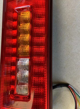 新源轮式挖掘机C105 C95W新款后尾灯LED总成红色安全警示回转刹车