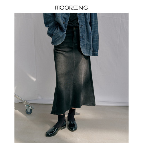 MOORING泊 26秋黑色牛仔鱼尾半身裙高腰显瘦中长款遮胯 A 字半裙