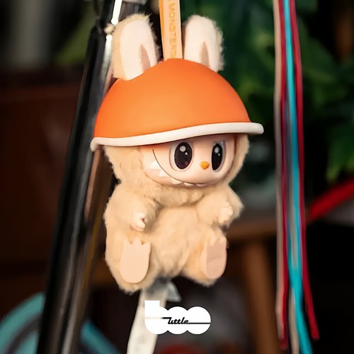 小布件儿labubu头盔拉布布正品公仔玩偶娃衣骑行挂饰摆件复古小帽