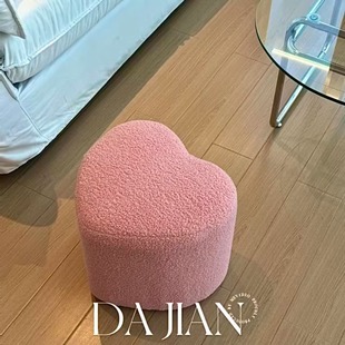 粉色爱心换鞋凳门口家用轻奢高级感软包矮凳泰迪绒多巴胺卧室凳子