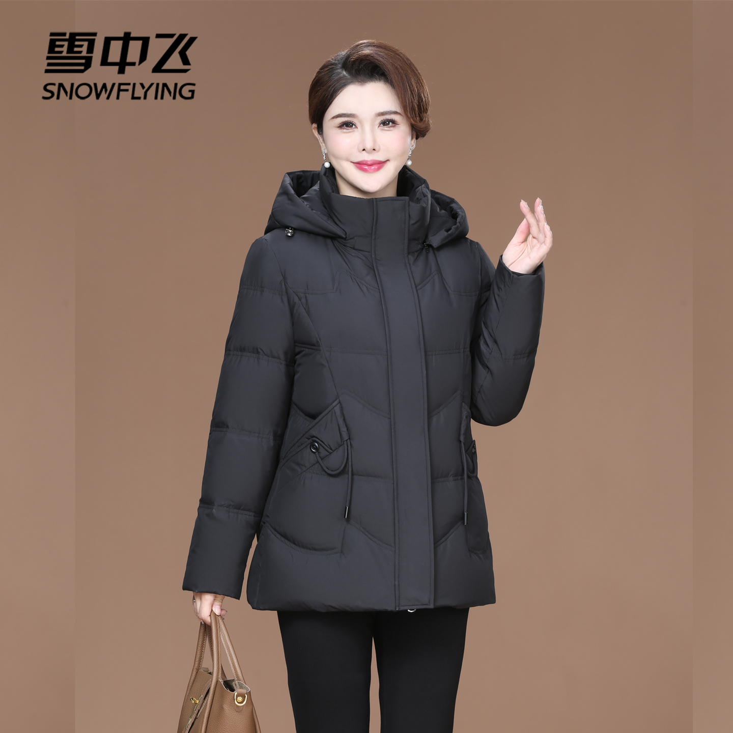 雪中飞冬季短款羽绒服女修身洋气中年大码妈妈装外套女防寒服拆帽