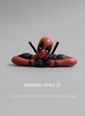 死侍办公工位发疯情绪解压电脑萤幕装饰品桌面小摆件桌搭主机壳模